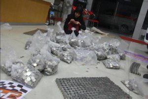 顾客携“十几万元”钱币到车店买车, 结果工作人员表情亮了