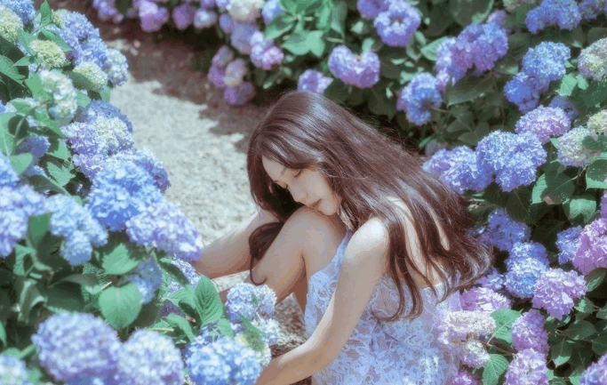 她的自拍每次都没有你! 说来说去还是爱自己!