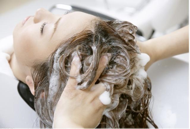 医生提醒: 晚上过了这个点千万别洗头, 轻者头痛, 重者面瘫!