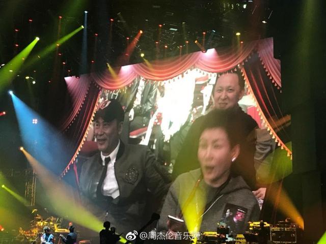 李嘉欣现身周杰伦演唱会 任达华变粉丝: 我小时候就听你唱歌