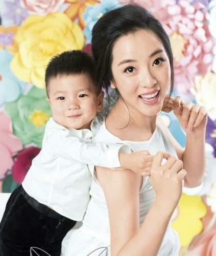 李思思罕见晒两儿子同框照 老公神秘生活超低调