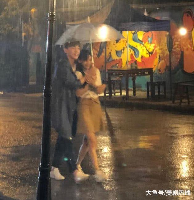这次是真吃? baby为拍新剧为扭转形象, 与邓伦一起在地摊大口吃面
