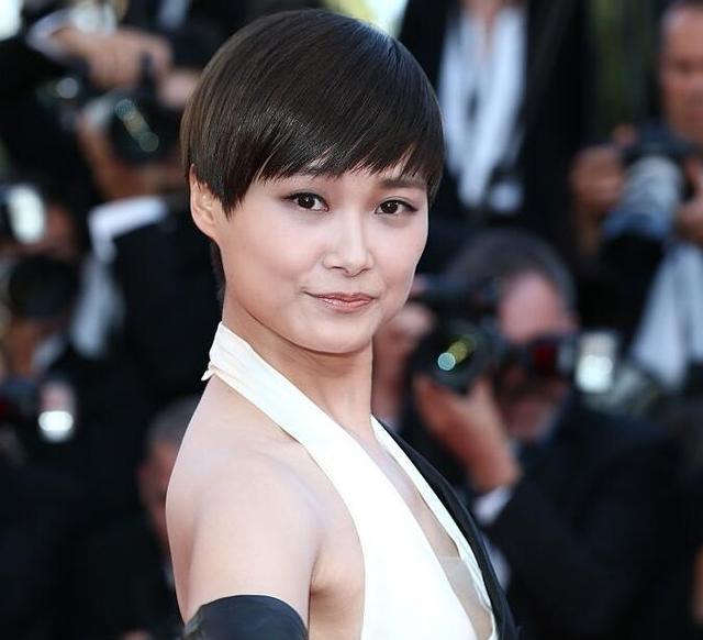 外国媒体都不喜欢给明星修图, 似乎只有李宇春刘诗诗经受住了考验