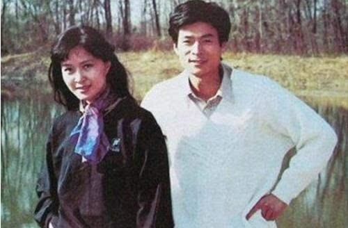 她是80年代的酒窝影后, 曾用英语主持春晚, 为小10岁男星弃夫