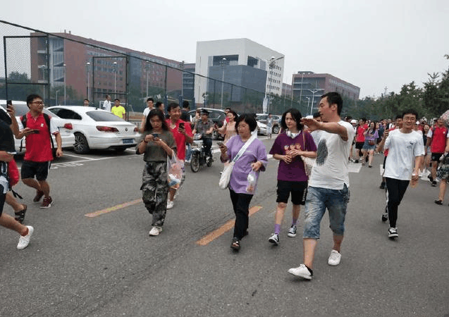 郑爽素颜现身北京某大学, 疑似拍摄新剧, 全程笑容灿烂引学生围观