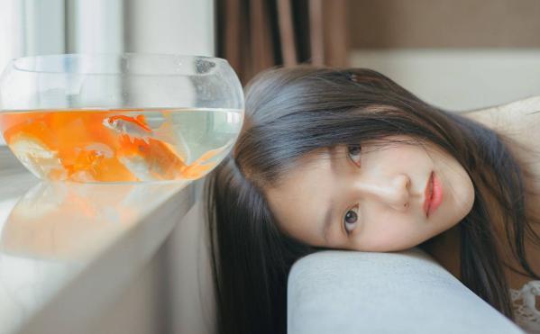女人不经意的四个小动作, 可以证明她是否爱你!