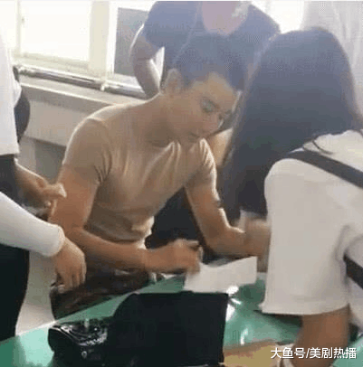 贾乃亮拍戏瘦一圈, 皮肤黝黑! 网友: 心疼! 但从幼稚变成熟了!