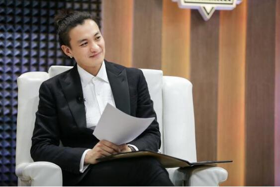朱丹素颜带女儿逛公园 竟被网友认成了周一围