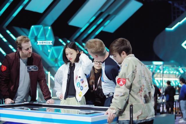 郑爽凭实力当团宠, 衣服上贴满队员们的贴纸, 她真的很爱梦之队!