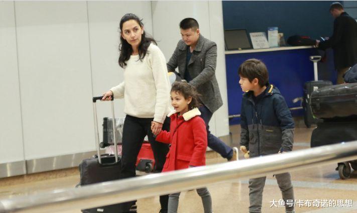 刘烨37岁老婆带儿女外出被拍, 网友表示: 外国人太不经老了