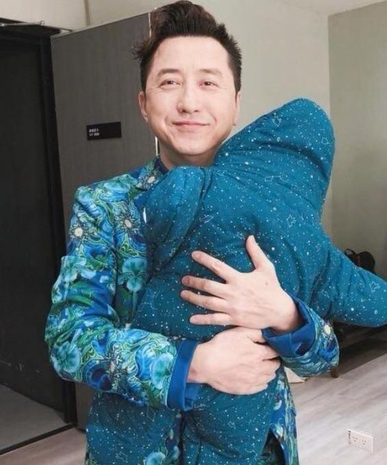 57岁庾澄庆晒祖孙三代与未满月小儿子合照, 幸福满满让人羡慕!