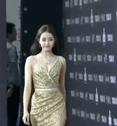 迪丽热巴一袭金色吊带裙参加盛典, 婀娜好身材!