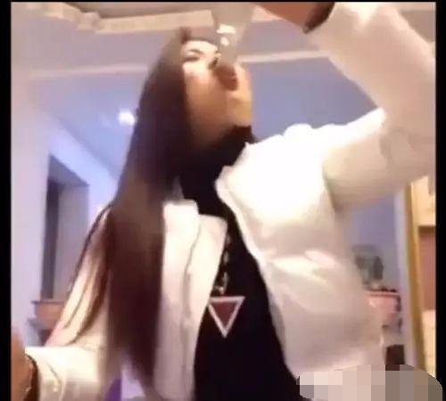 女子一口气喝完二锅头, 42度的酒如同喝水, 女中豪杰
