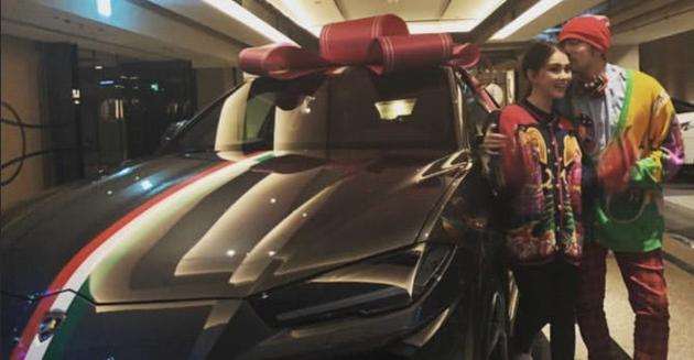 昆凌送豪车作生日礼物 周杰伦车库猛亲老婆超虐狗