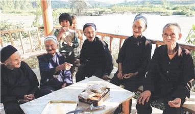 江西有个神秘的村庄, 经常会有人被雷劈死, 全村都跑了, 就剩8人