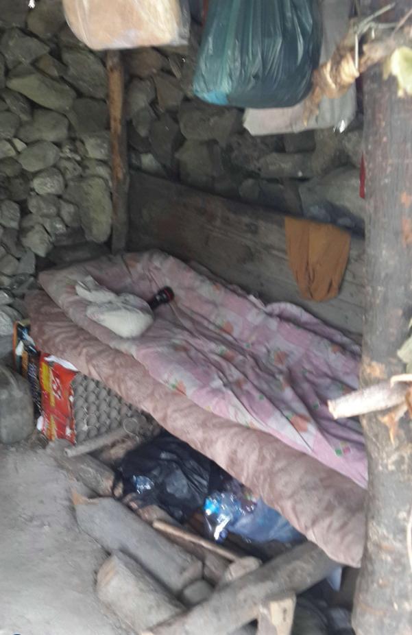 农村70岁光棍老人隐住深山, 一天一餐过午不食, 称为了找回真我