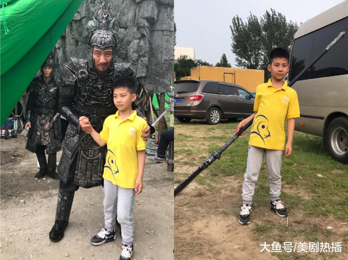 胡军儿子多才多艺, 父子同框被网友戏称: 爸爸像个憨厚的保镖!