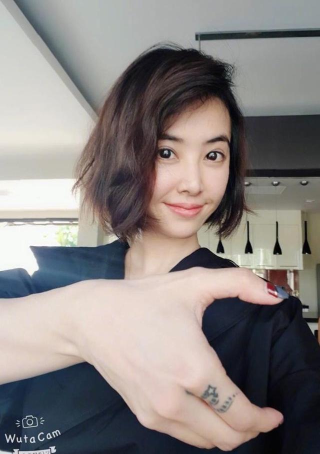 蔡依林病愈露美背开工, 面容消瘦大变样遭网友质疑, 被指整容变脸