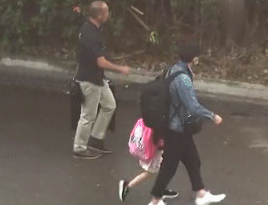 刘德华女儿正面照曝光, 和刘德华手牵手欢乐同游, 超甜蜜