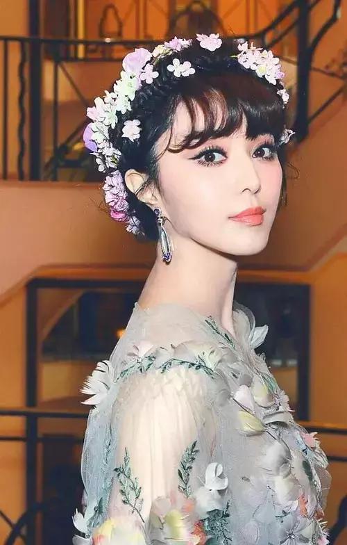 范冰冰8年前的红毯未P照, 简直美到肝颤, 旁边张东健连手都不敢碰