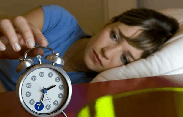 半夜醒后难以入眠? 多半是经络不通! 每天按揉这里, 安睡到天亮!