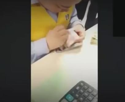 非洲银行工作人员手工点钞, 回过头来看中国大姐的 网友: 没有对比就没有伤害!