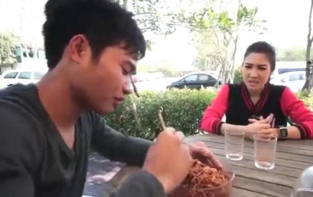 泰国小伙到中国吃一碗面, 辣椒全放光了, 老板都懵逼了!
