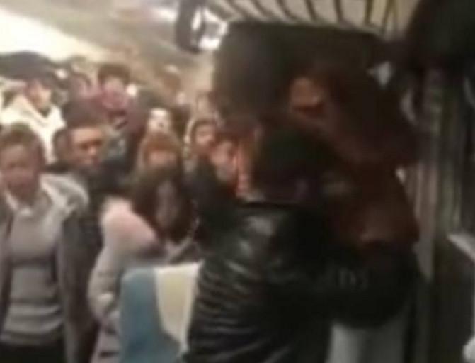 女子火车上与男子亲亲我我, 被一名女子追打, 事实让人大跌眼镜
