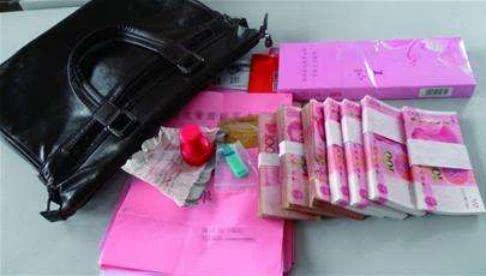 老乞丐捡到七万元现金, 当失主来认领时, 现场说的话让众人气愤