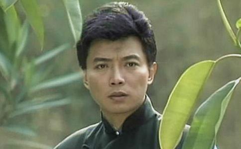 他曾是当红琼瑶小生, 两任老婆都是空姐, 晚年却只与藏獒相伴