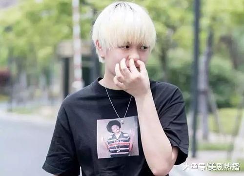 骚扰孟美岐遭群攻, 被黑粉送衣服诅咒, 她怕是创造101最惨选手吧