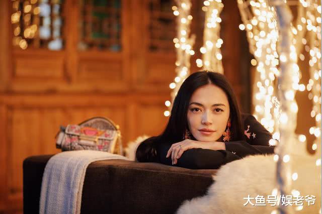 姚晨爱意满满, 成都街头独家演绎ETRO佩斯里之吻限量手袋系列