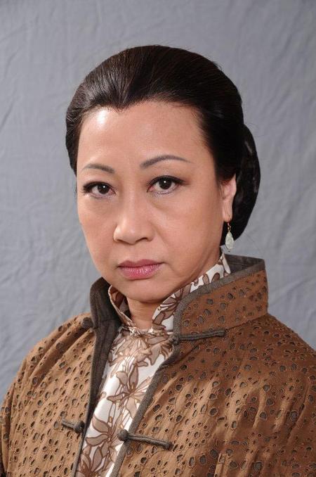 她踢过成龙、打过洪金宝, 骂的星爷不敢说话, 如今却无戏可拍