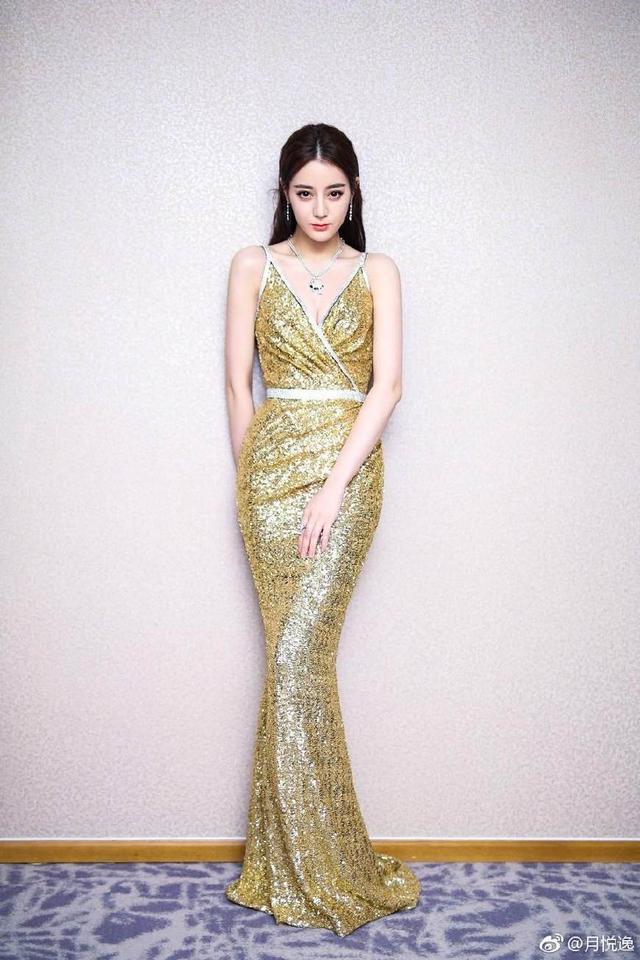 迪丽热巴一袭金色吊带裙参加盛典, 婀娜好身材!