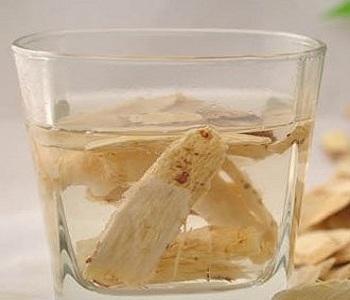 女孩坚持用黄芪泡水喝, 15天后身体发生惊喜的改变
