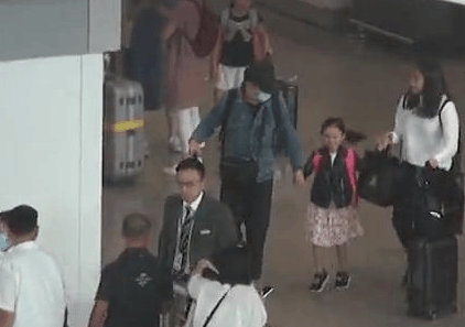 刘德华女儿正面照曝光, 和刘德华手牵手欢乐同游, 超甜蜜