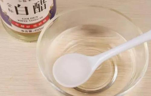 60岁老奶奶“天天”用白醋来泡脚, 15天后身体有惊人的变化!