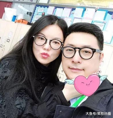 风波后王岳伦李湘亮相机场, 一个紧牵女儿手, 一个低头大步向前走