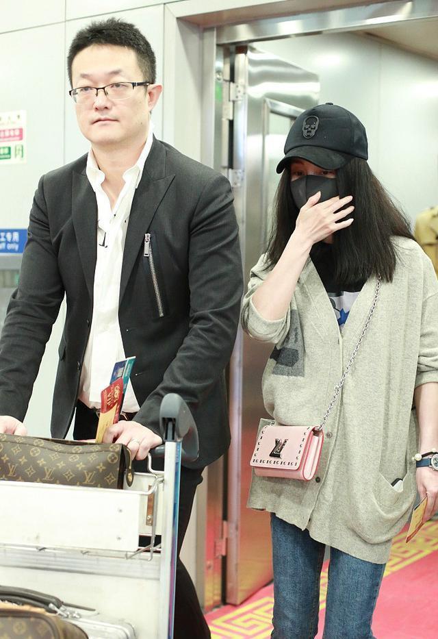 姚笛与未婚夫十指紧扣恩爱有加 姚笛包裹严实小鸟依人满脸幸福