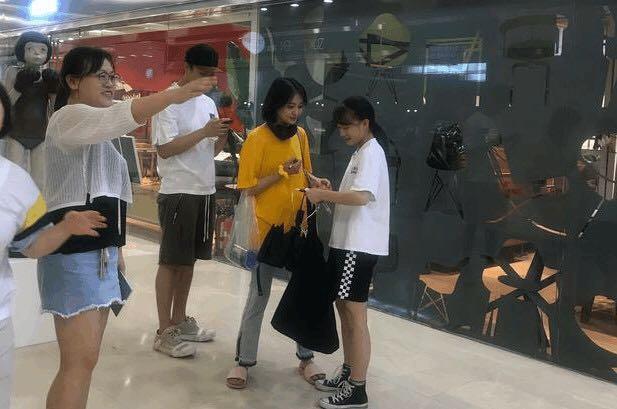 郑爽北京素颜逛街, 脚踩拖鞋, 网友: 全靠颜值撑着