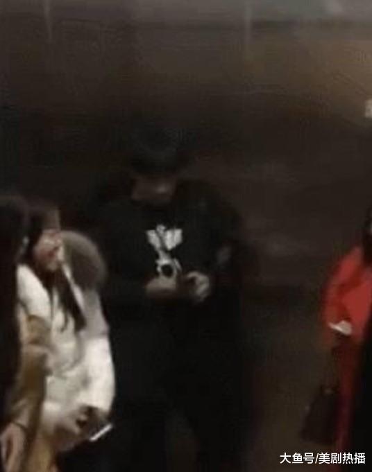 易烊千玺又遭私生饭骚扰! 盘点这些年TFboys遇到的奇葩事儿!