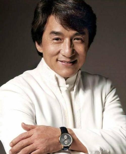 成龙最爱的3个女人——一个终生未嫁, 另一个去世多年, 唯独她羡煞旁人!