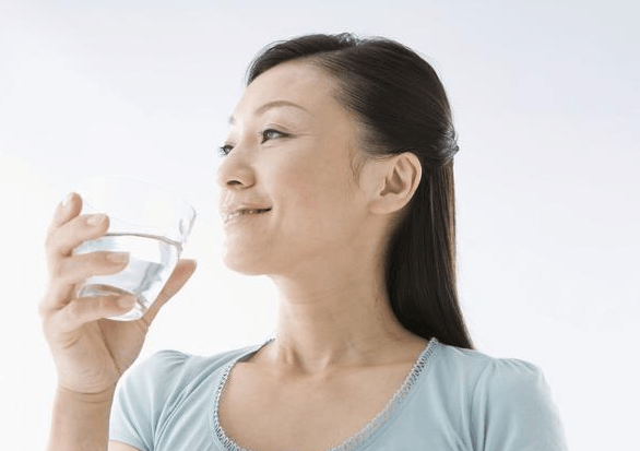 晨起第一杯水, 喝对有益, 喝错有害! 3种水多喝, 1种水要禁止