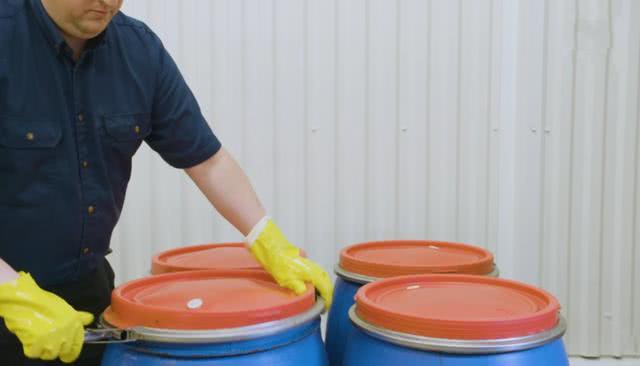 这里被称作“世界最臭工厂”, 作业工人对味道已无感