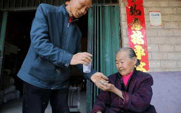 70岁大娘三个儿子却无人赡养 大娘流泪: 我养你小, 你怎不养我老