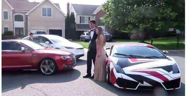 女友不嫌弃男友穷陪伴艰苦创业, 如今男友买百万豪车赠送给女友!