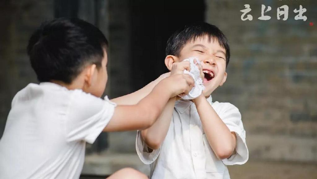 即便战争再残酷,在小孩子的眼中只有希望和友谊