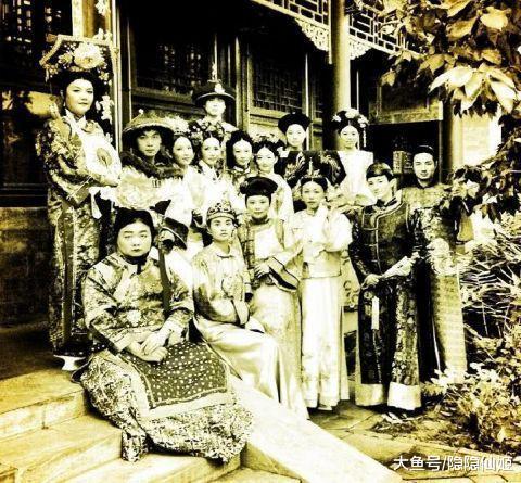 王菲穿清装扮“皇后”, 雍容华贵得像古代穿越而来, 比周迅还霸气