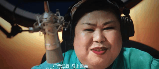 她曾是泥瓦工, 后成喜剧片黄金女配, 遭前男友骗财, 至今仍单身