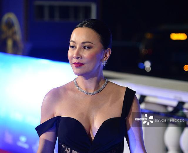 当59岁毛舜筠遇上53岁刘嘉玲, 才知道什么叫岁月优待美人!